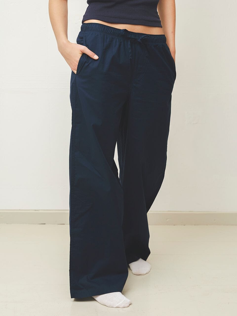 Laura is 180 cm tall and wears size L. | navy