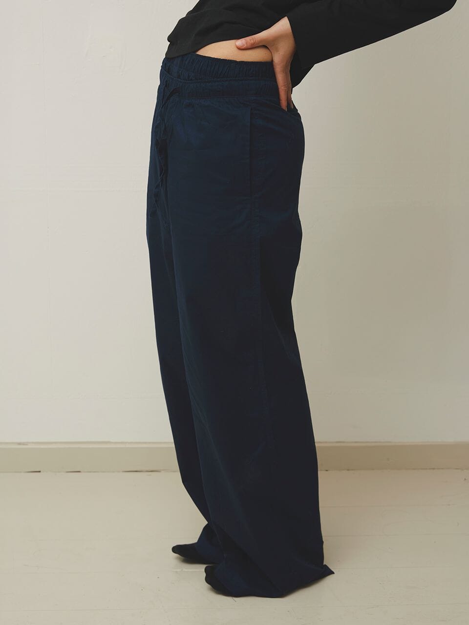 Laura is 180 cm tall and wears size L. | navy