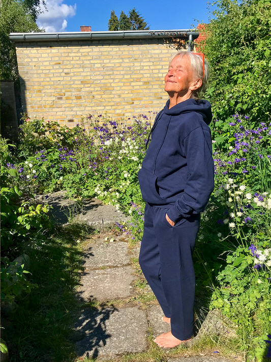 Bodil is 162 cm long and wears size S in both sweats and hoodie. 