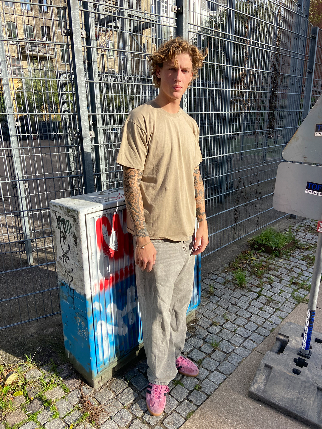 Frederik is 189 cm tall and wears size XL. | khaki