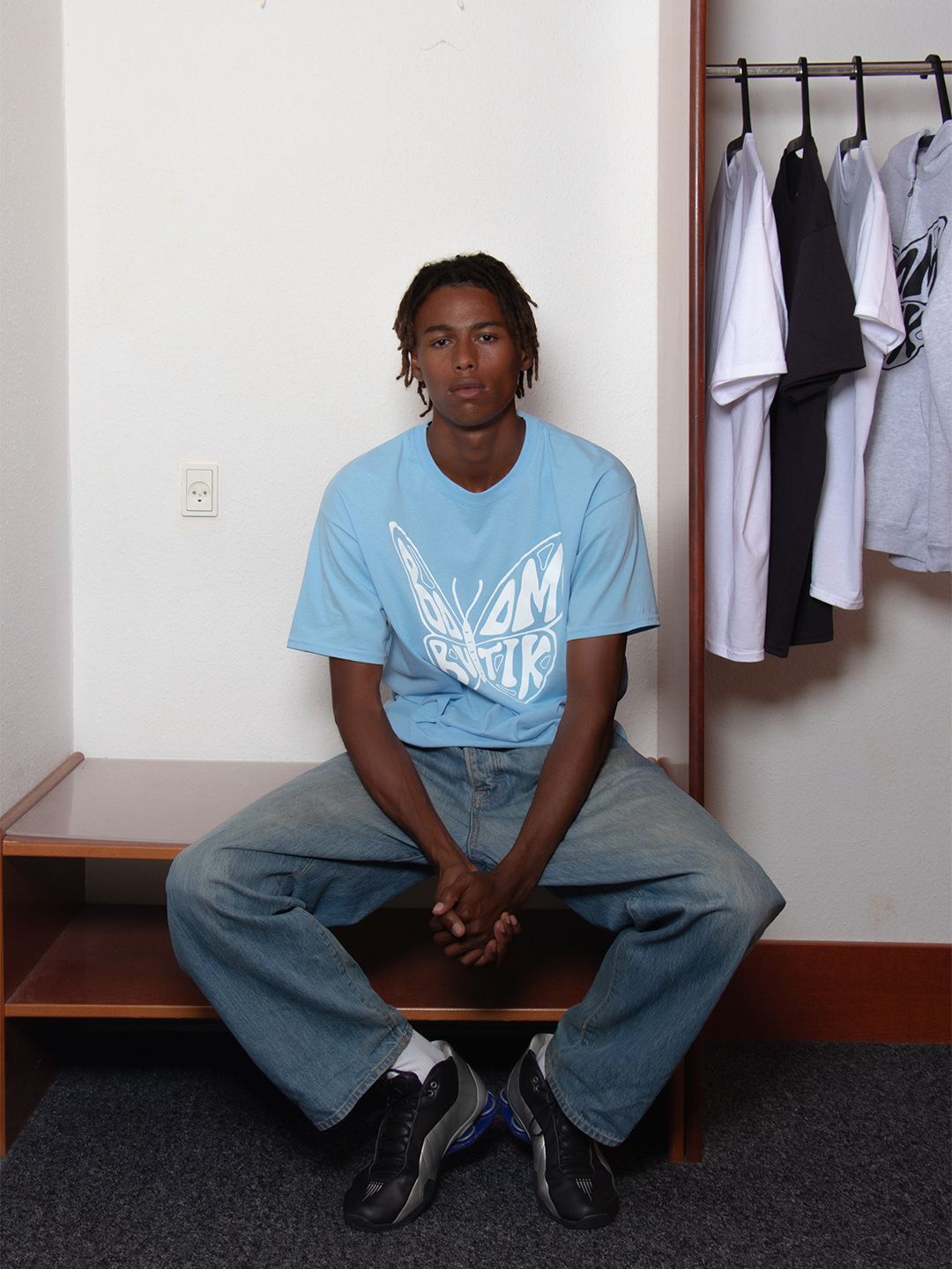 Youssouf is 189 cm tall and wears size L | light blue with white logo