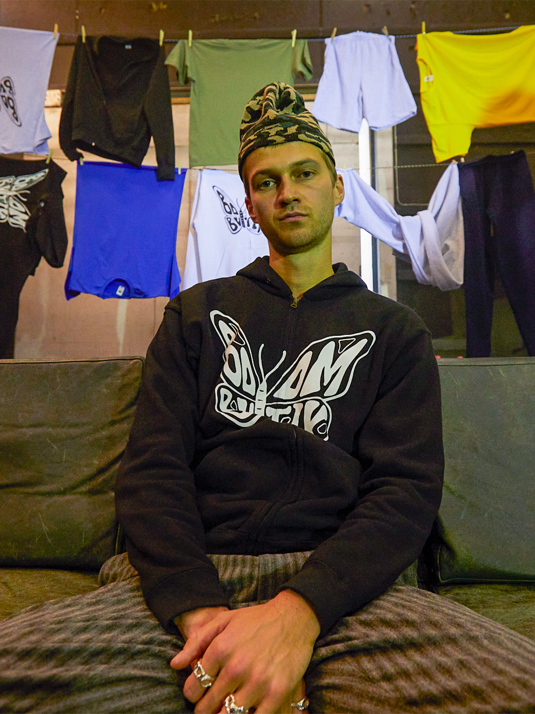 Viggo is 195 cm tall and wears size L | black with white logo