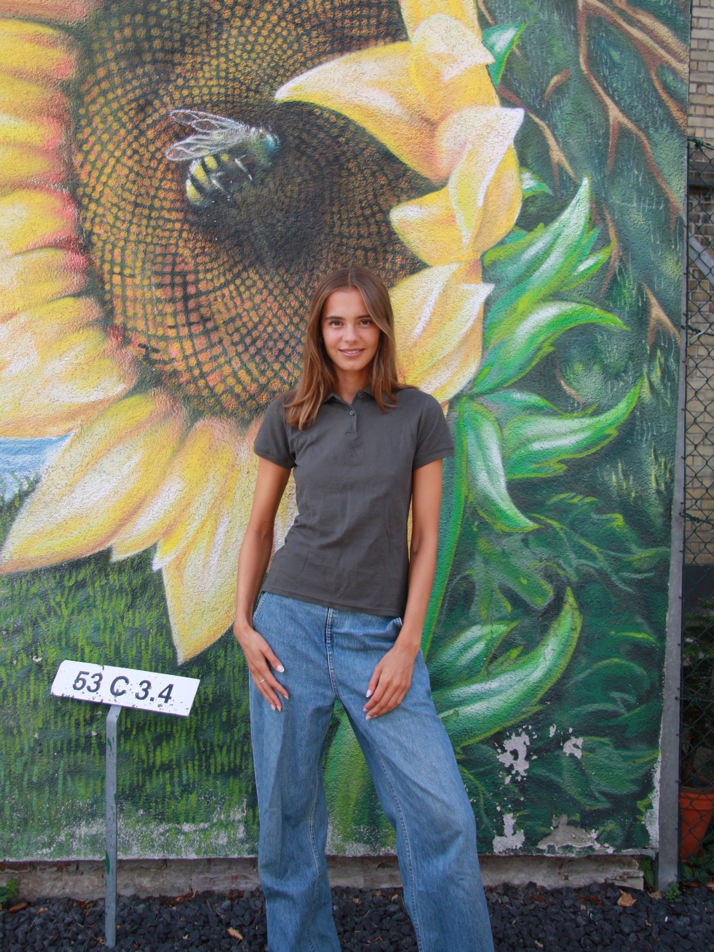 Sarah is 178 cm tall and wears size M. | dark gray