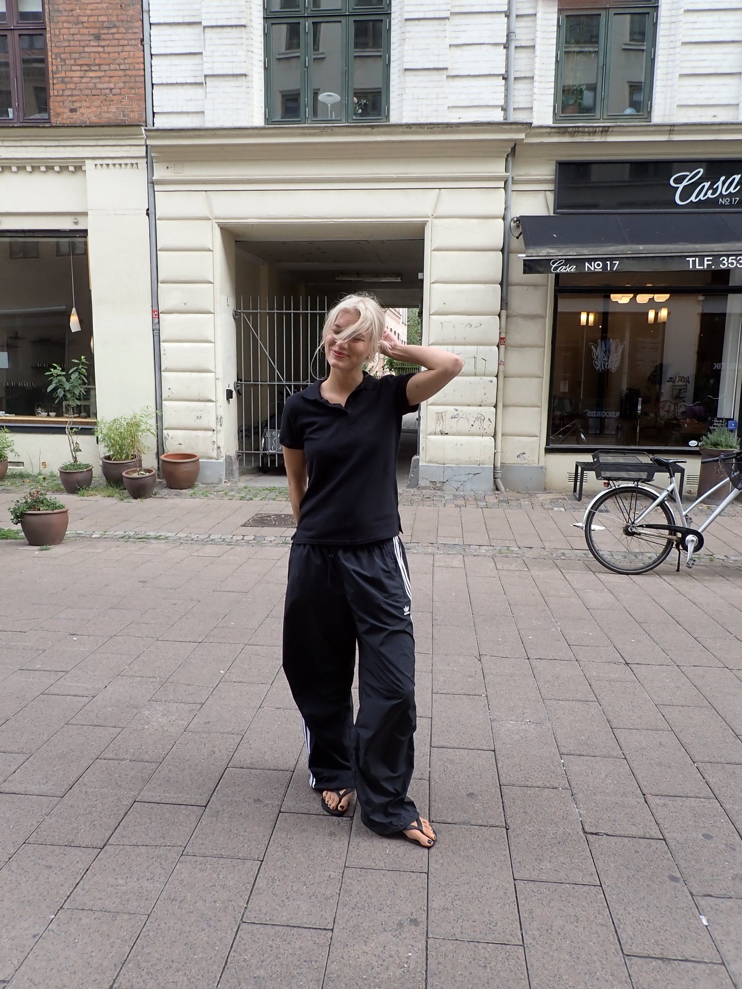 Sofie is 170 cm tall and wears size S. | black