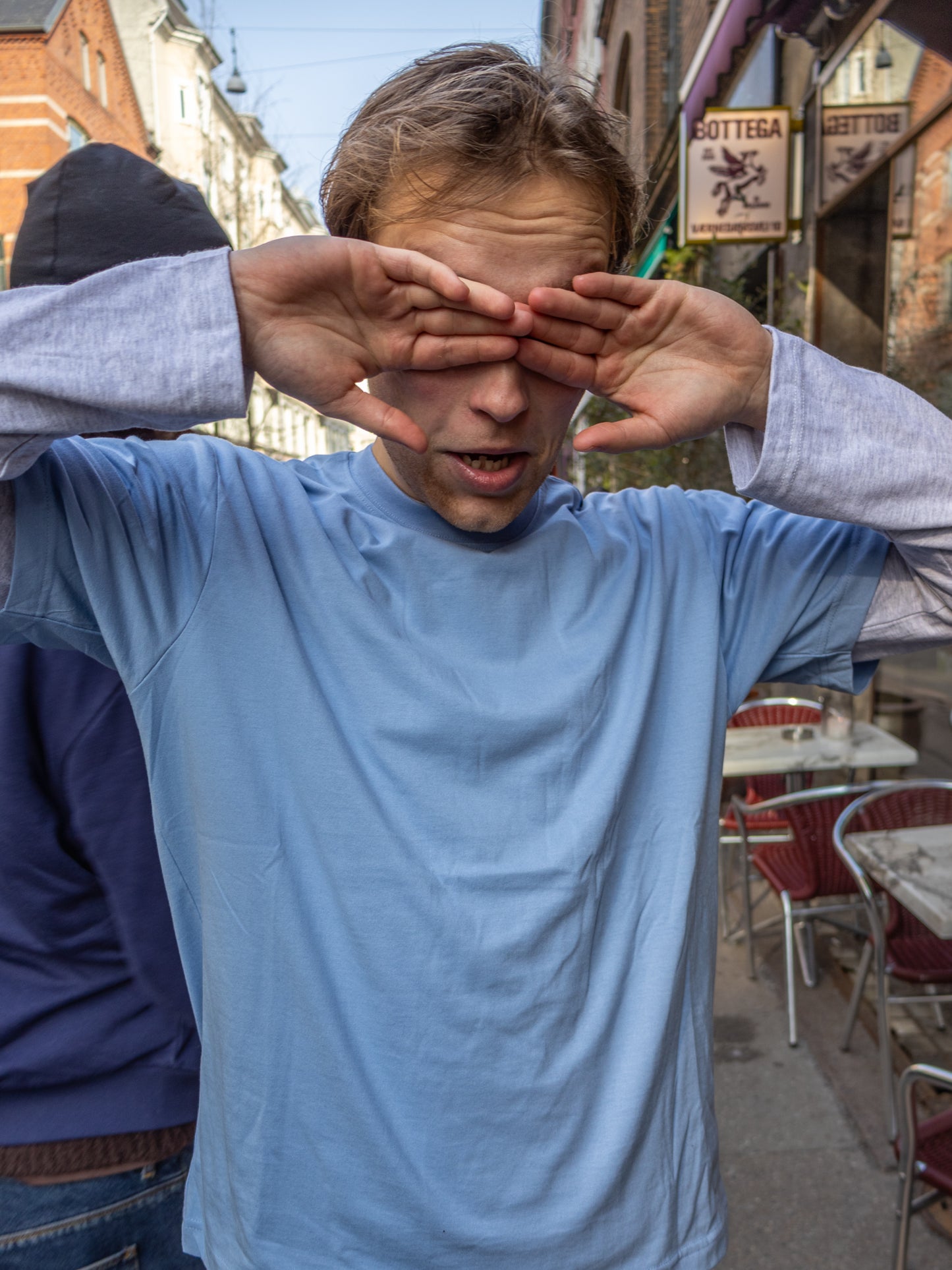 Eliot is 184 cm tall and wears size L. | grey