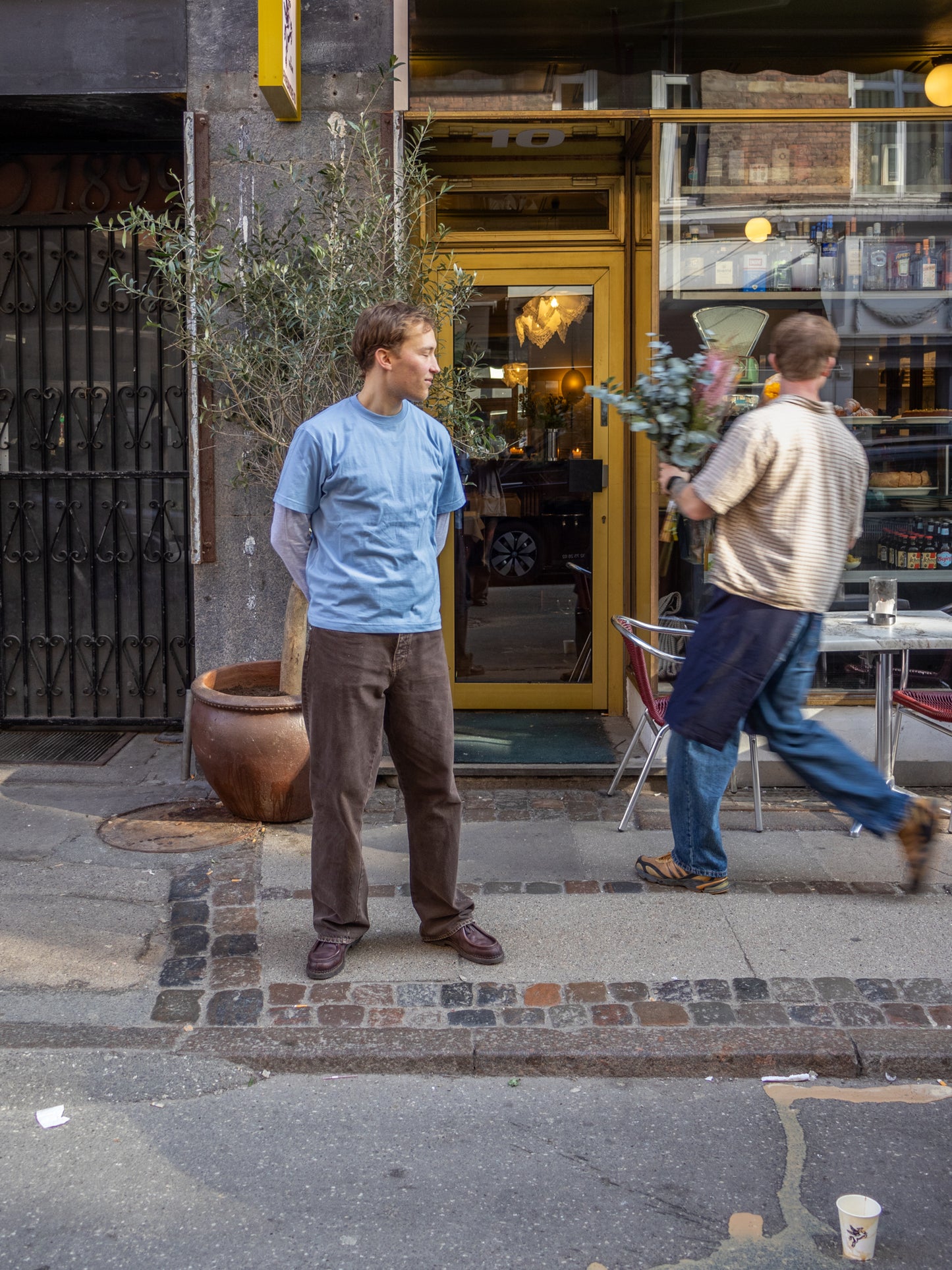 Eliot is 184 cm tall and wears size L. | grey