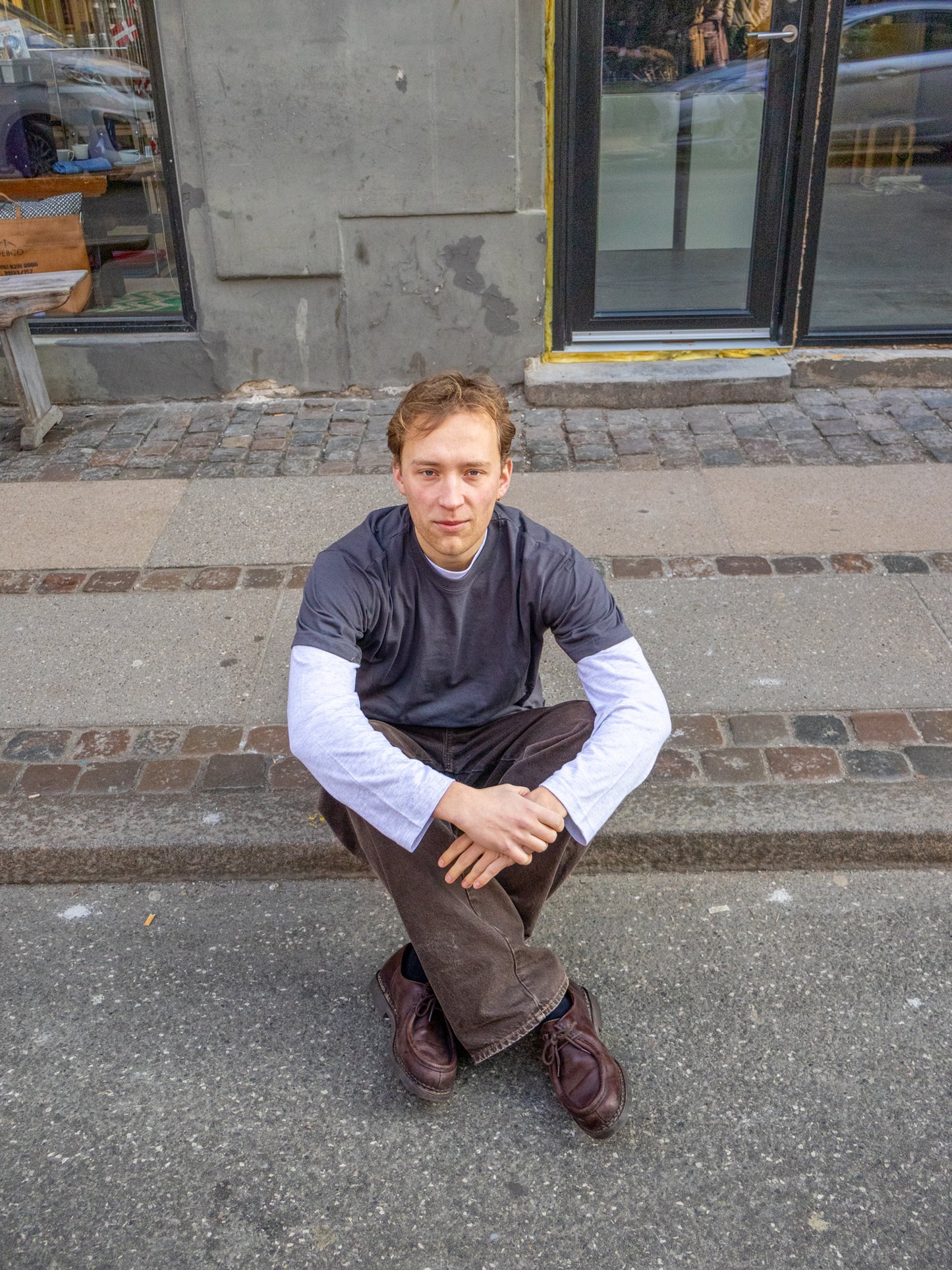 Eliot is 184 cm tall and wears size L. | grey