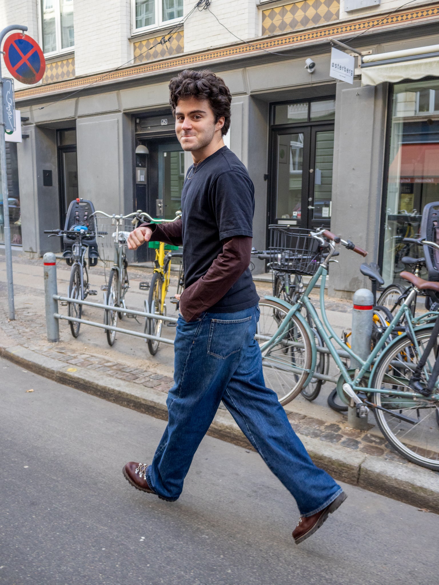 Boris is 183 cm tall and wears size L. | black