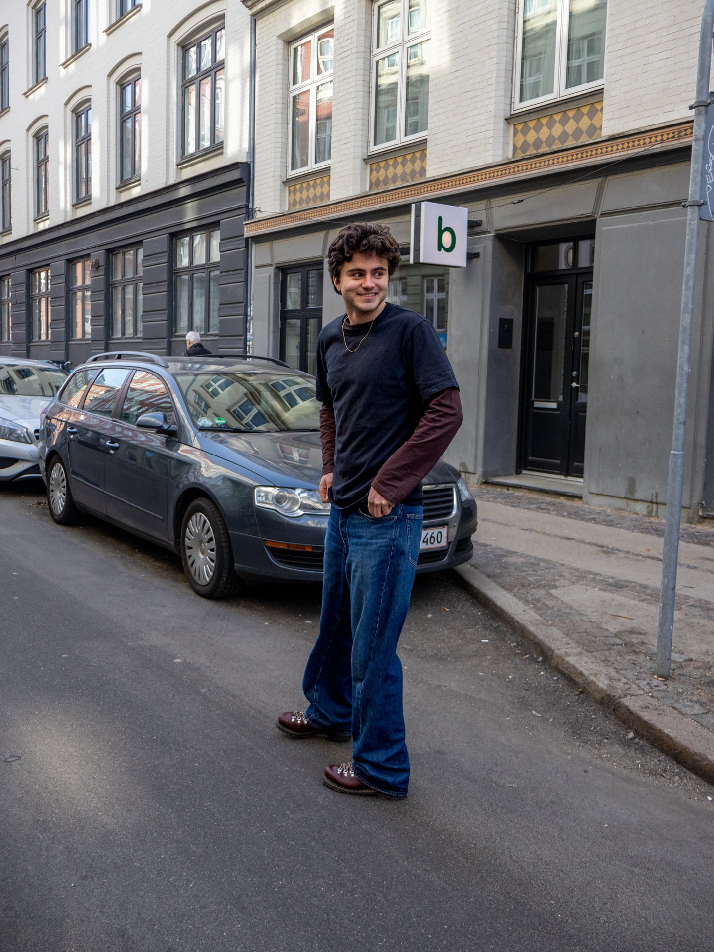 Boris is 183 cm tall and wears size L. | dark brown