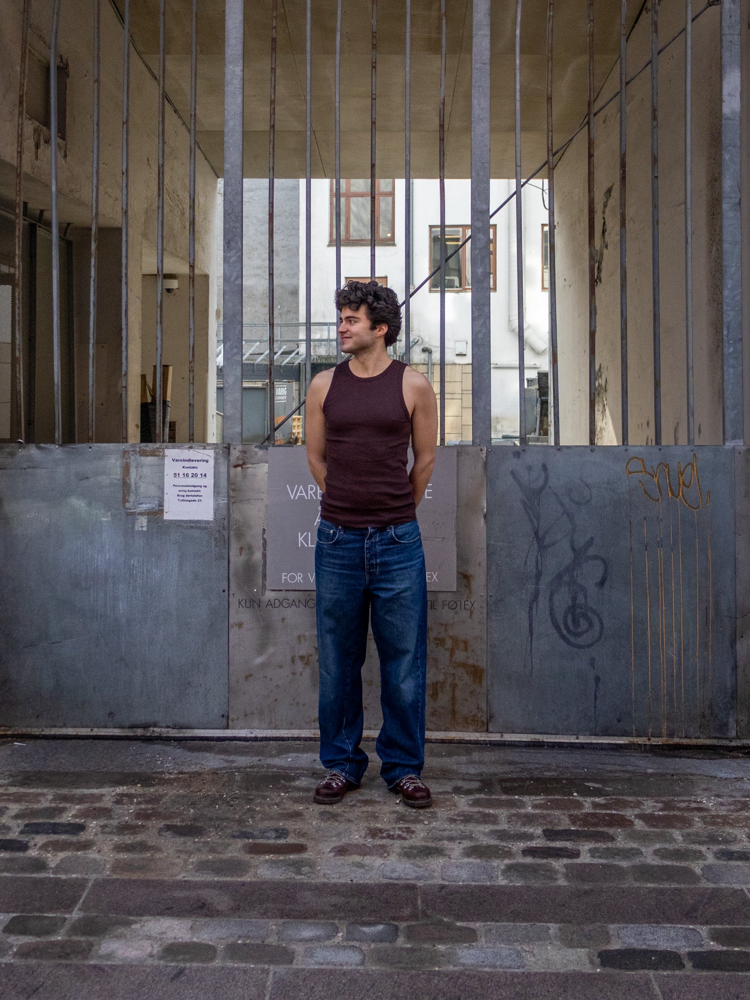 Boris is 183 cm tall and wears size L. | dark brown