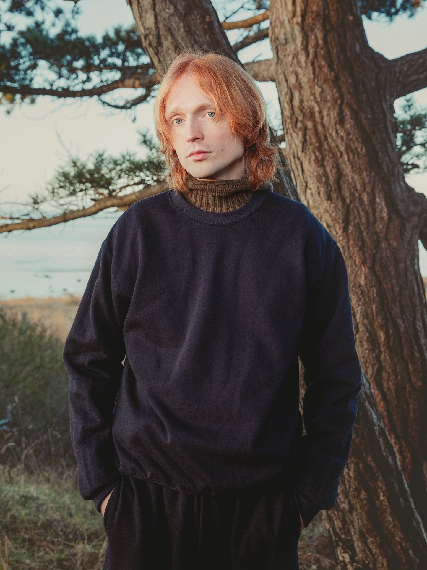 Andreas is 185 cm tall and wears size L. | black