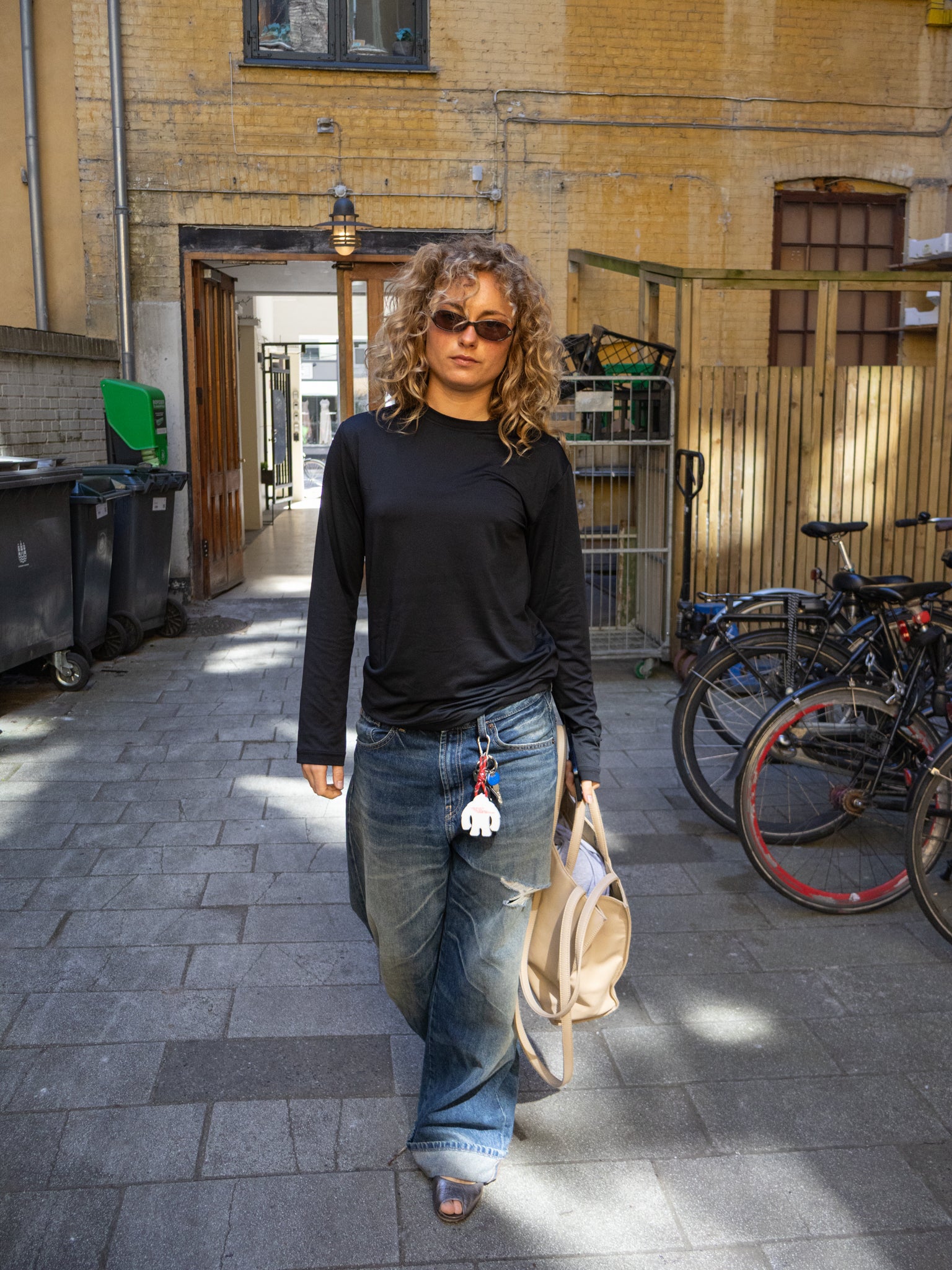 Cecilie is 168 cm tall and wears size S. | black