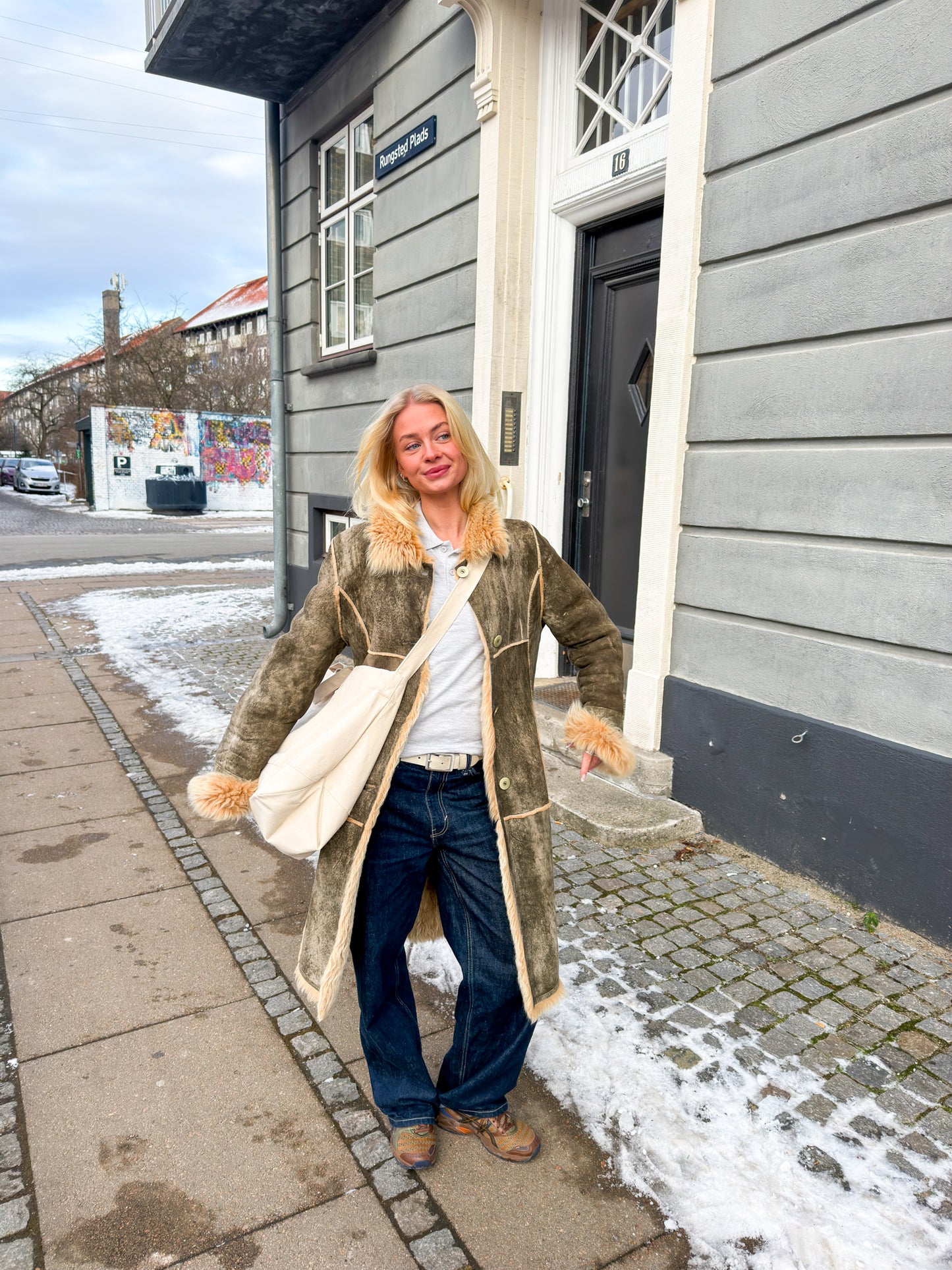 Cille is 165 cm tall and wears size S. | grey