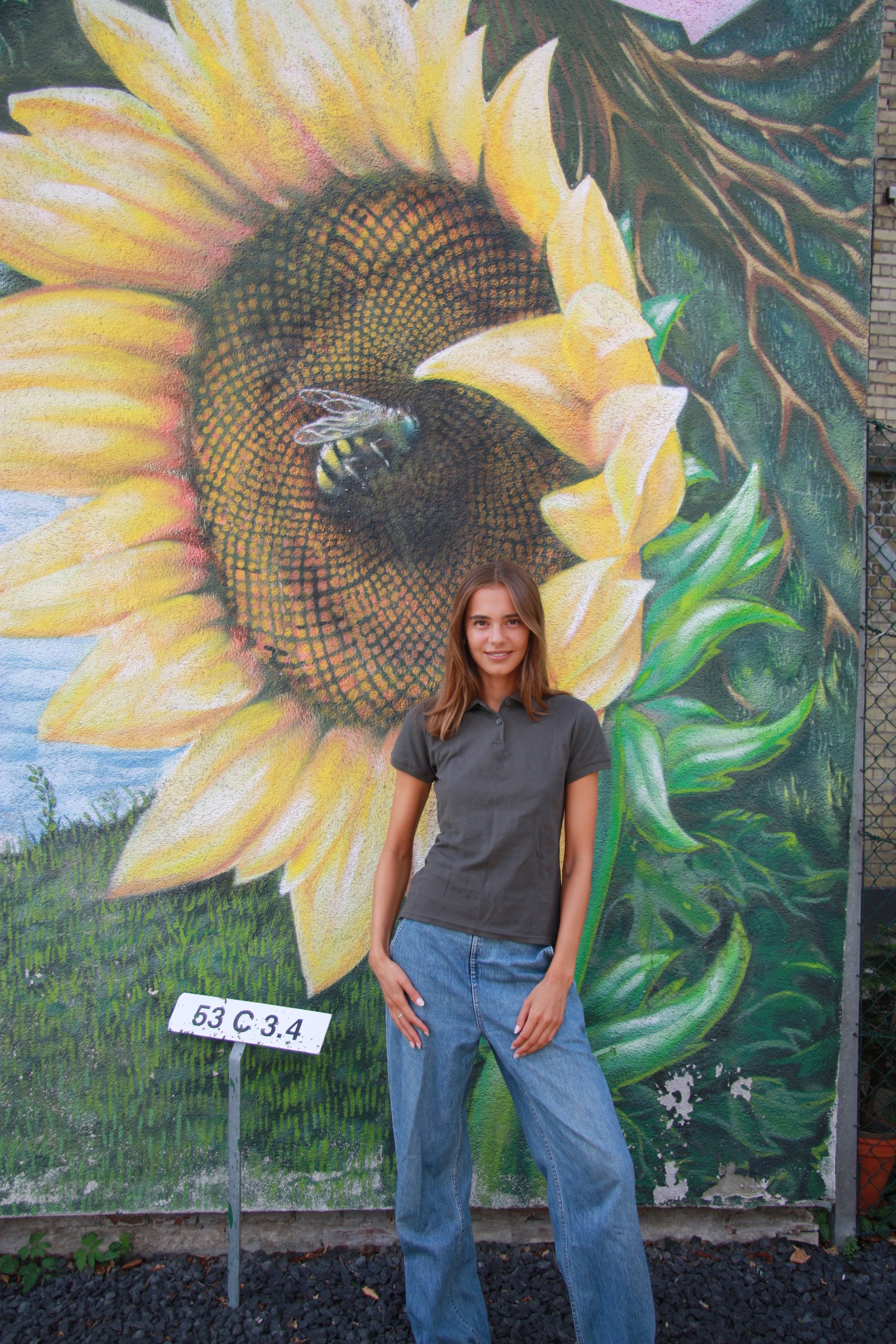Sarah is 178 cm tall and wears size S. | dark grey