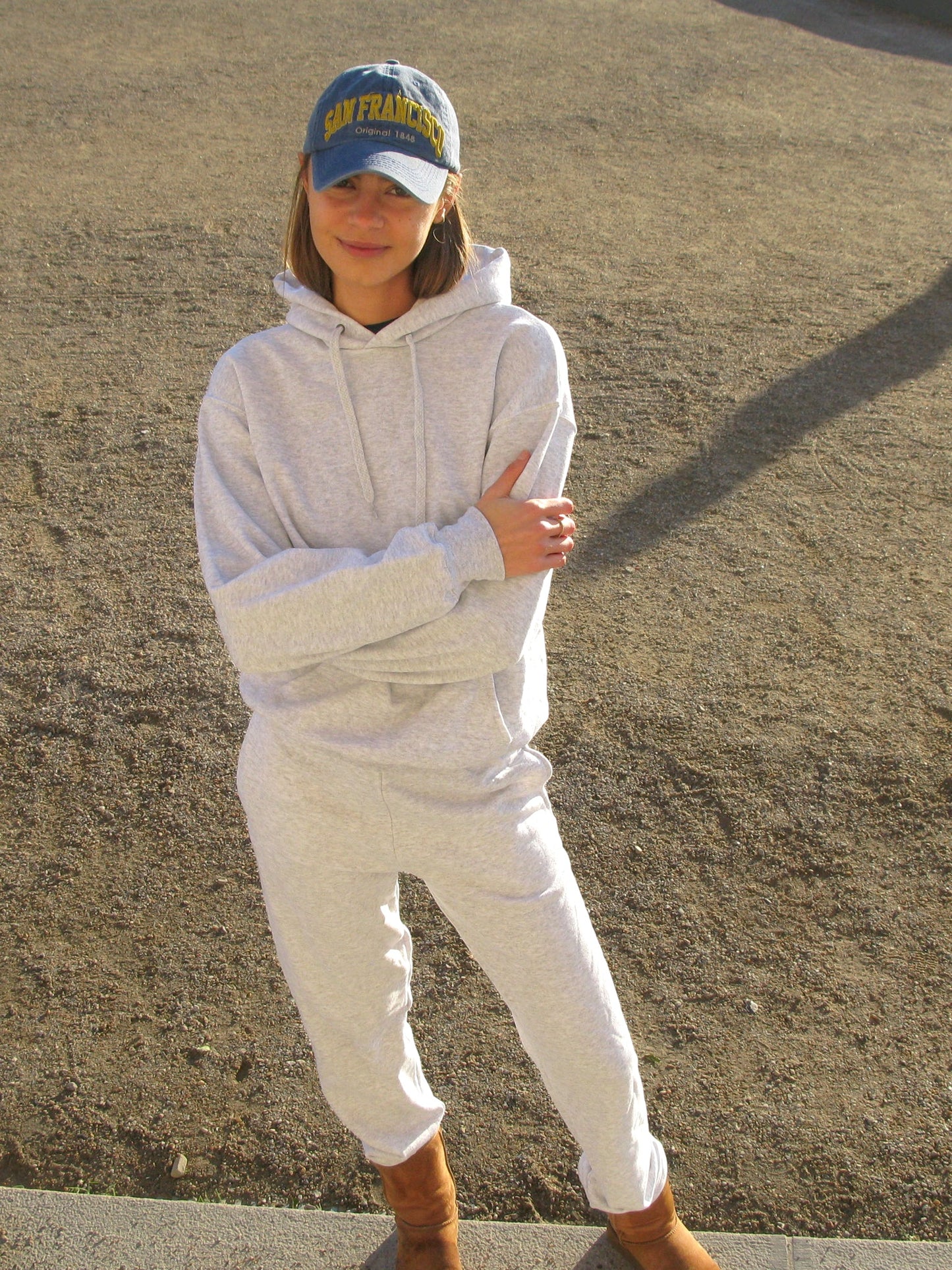 Sarah is 178 cm tall and wears size M. | grey