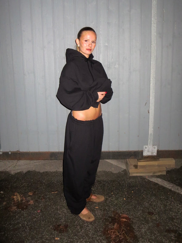 Alberte is 166 cm tall and wears size XL. | black