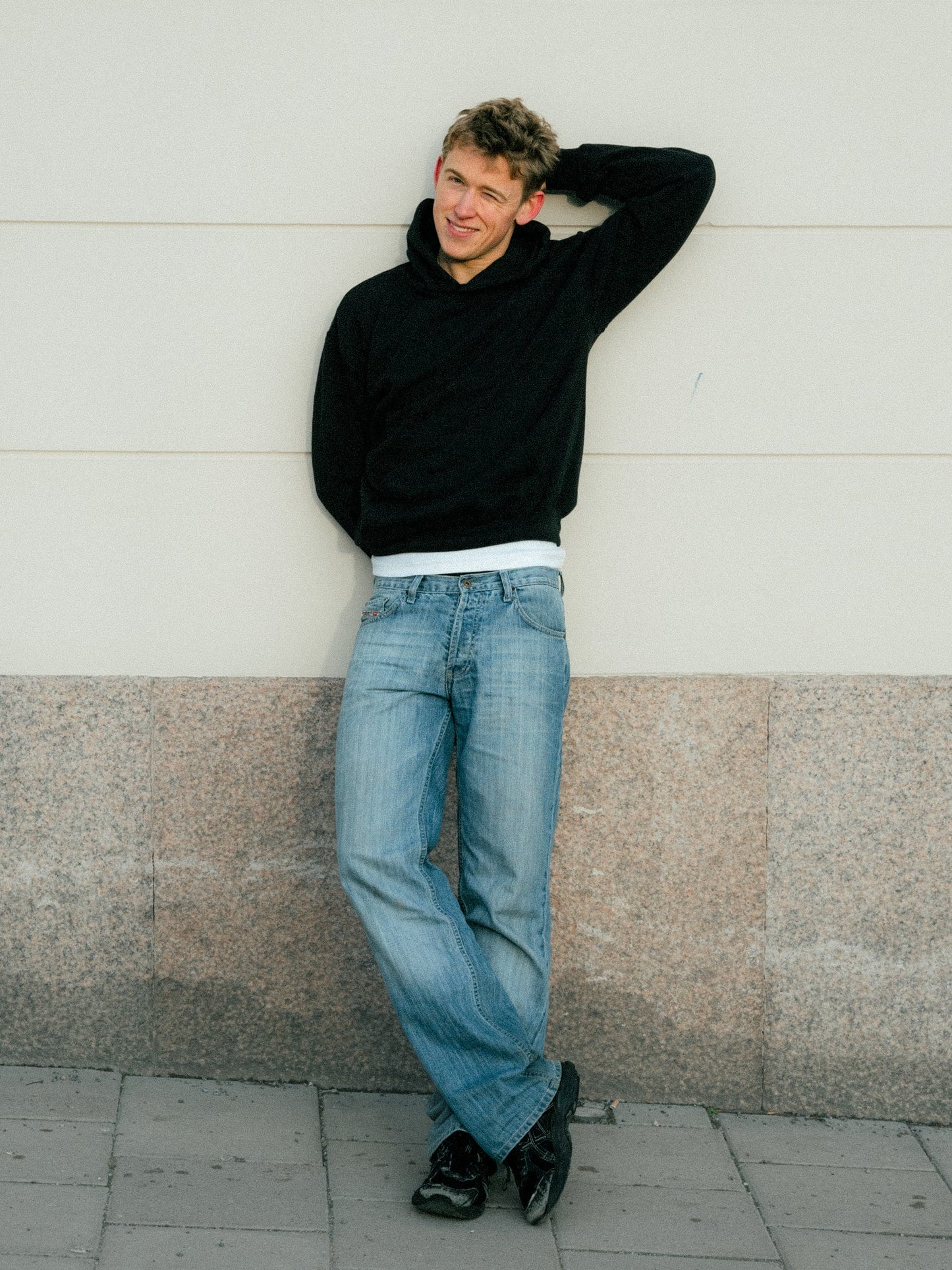 Peter is 188 cm tall and wears size L. | black