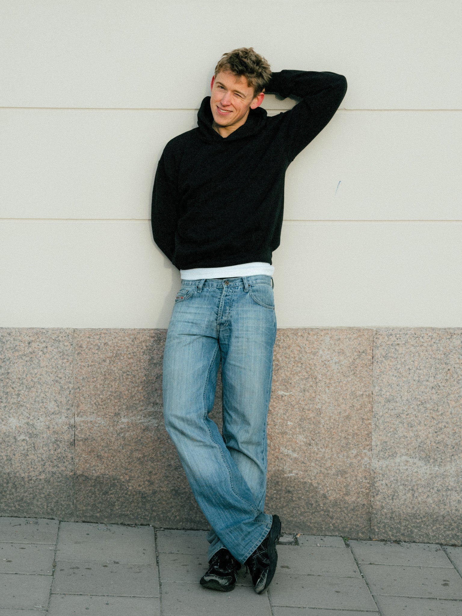Peter is 188 cm tall and wears size L. | black