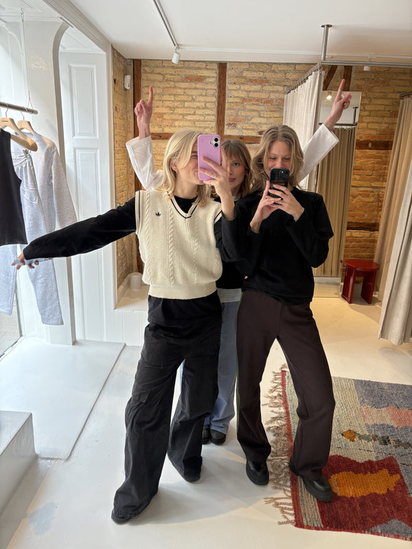 Sofie (l.h.) is 172 cm tall and wears size S. | black