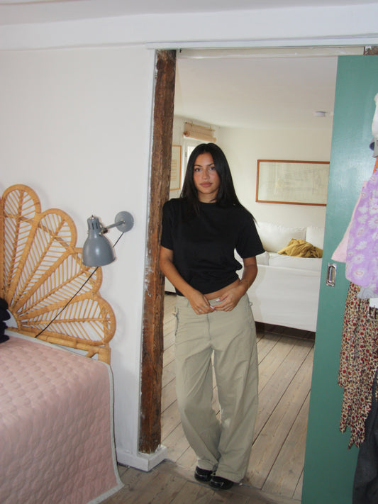 Nanna is 166 and wears size S. | black