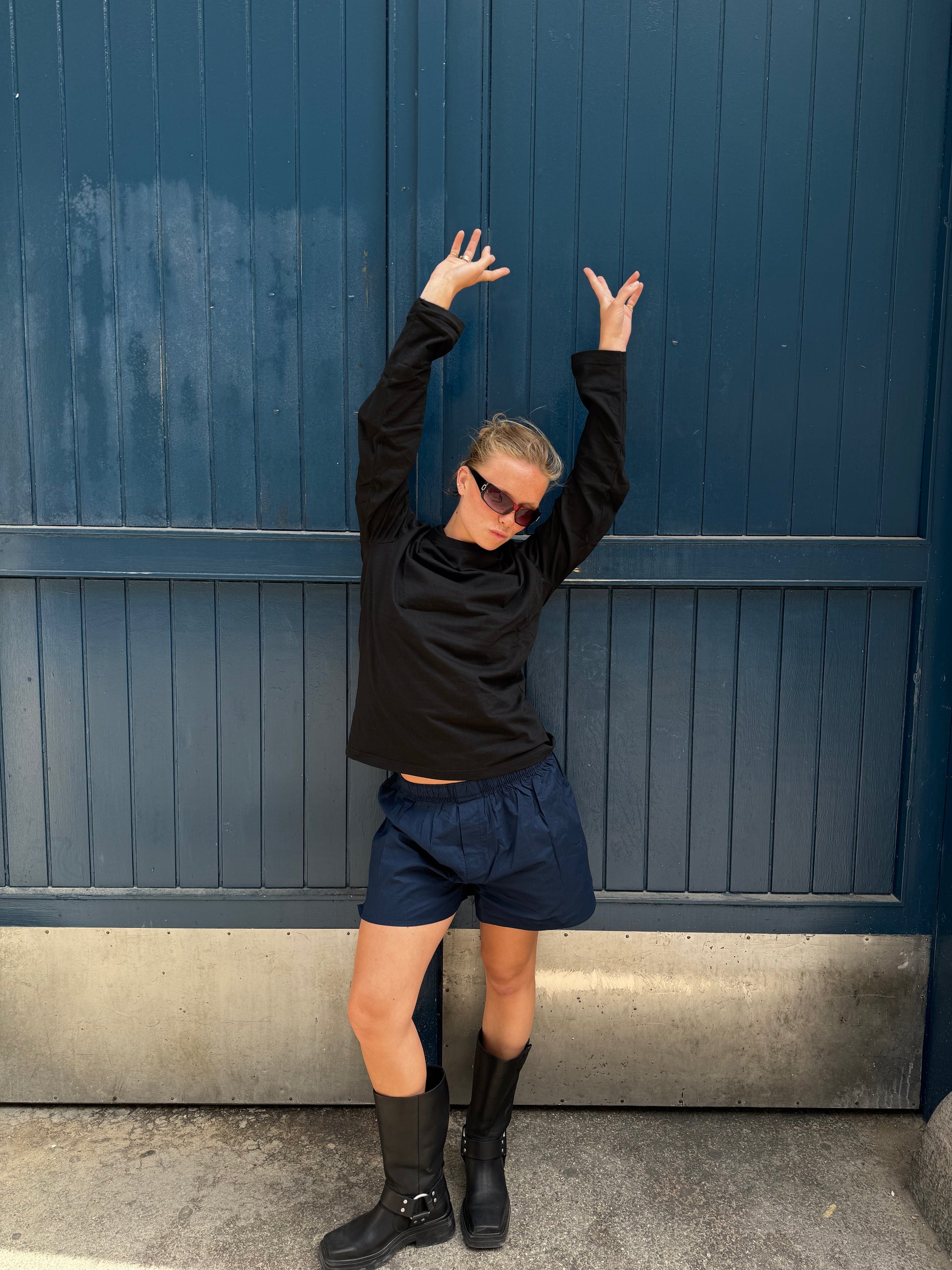 Nadia is 170 cm tall and wears size M–L. | navy.