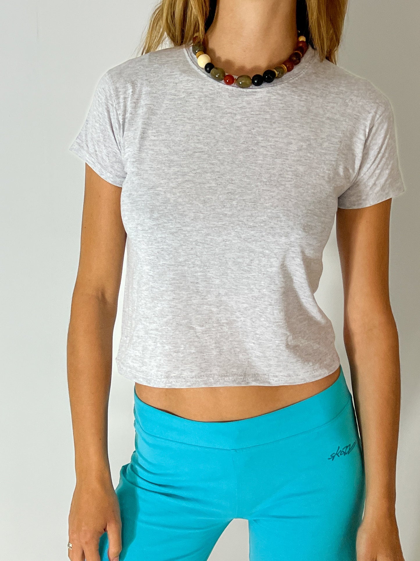 Lea is 178 cm tall and wears size XS. | grey