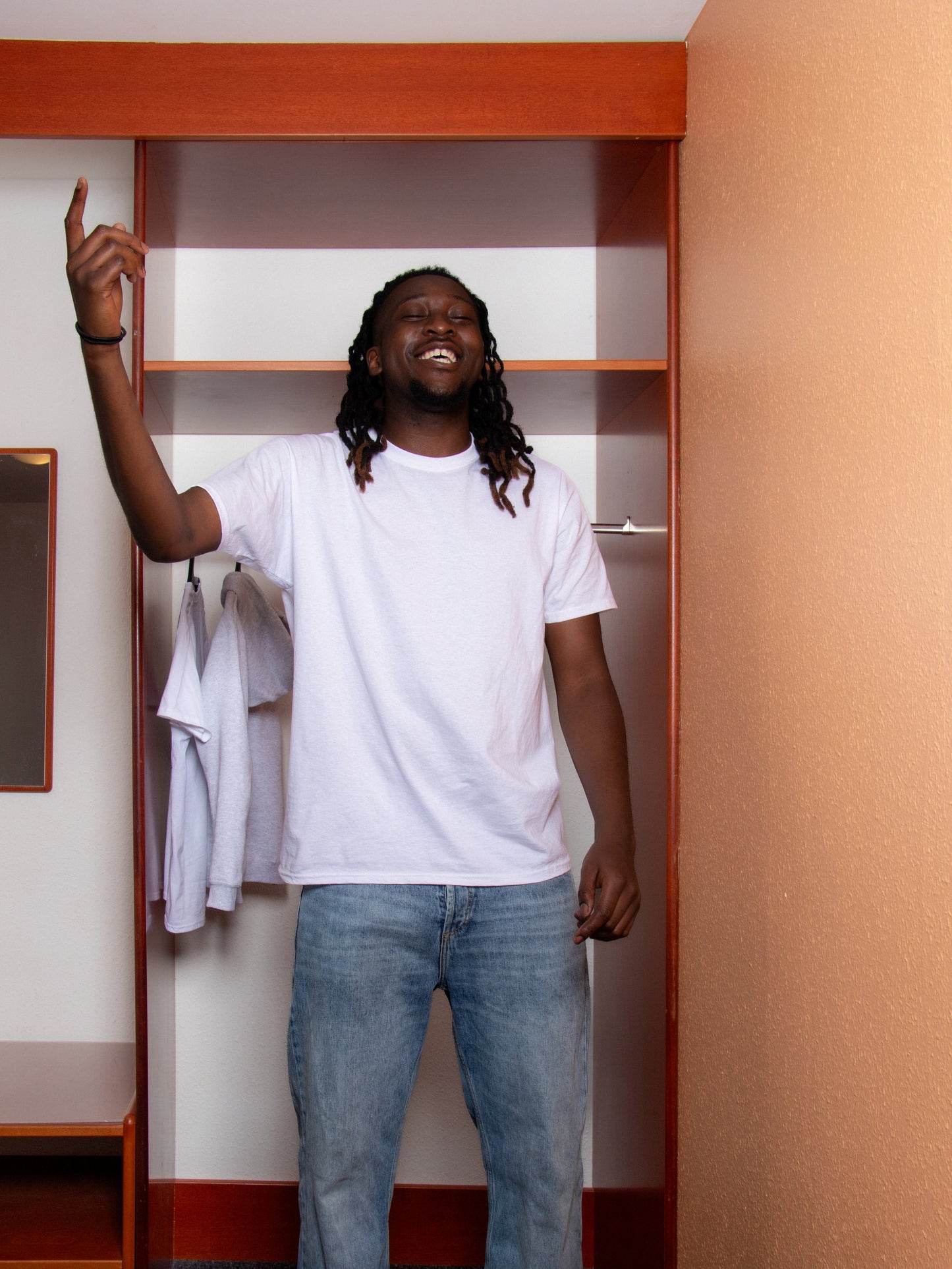Maxwell is 190 cm tall and wears size L. | white