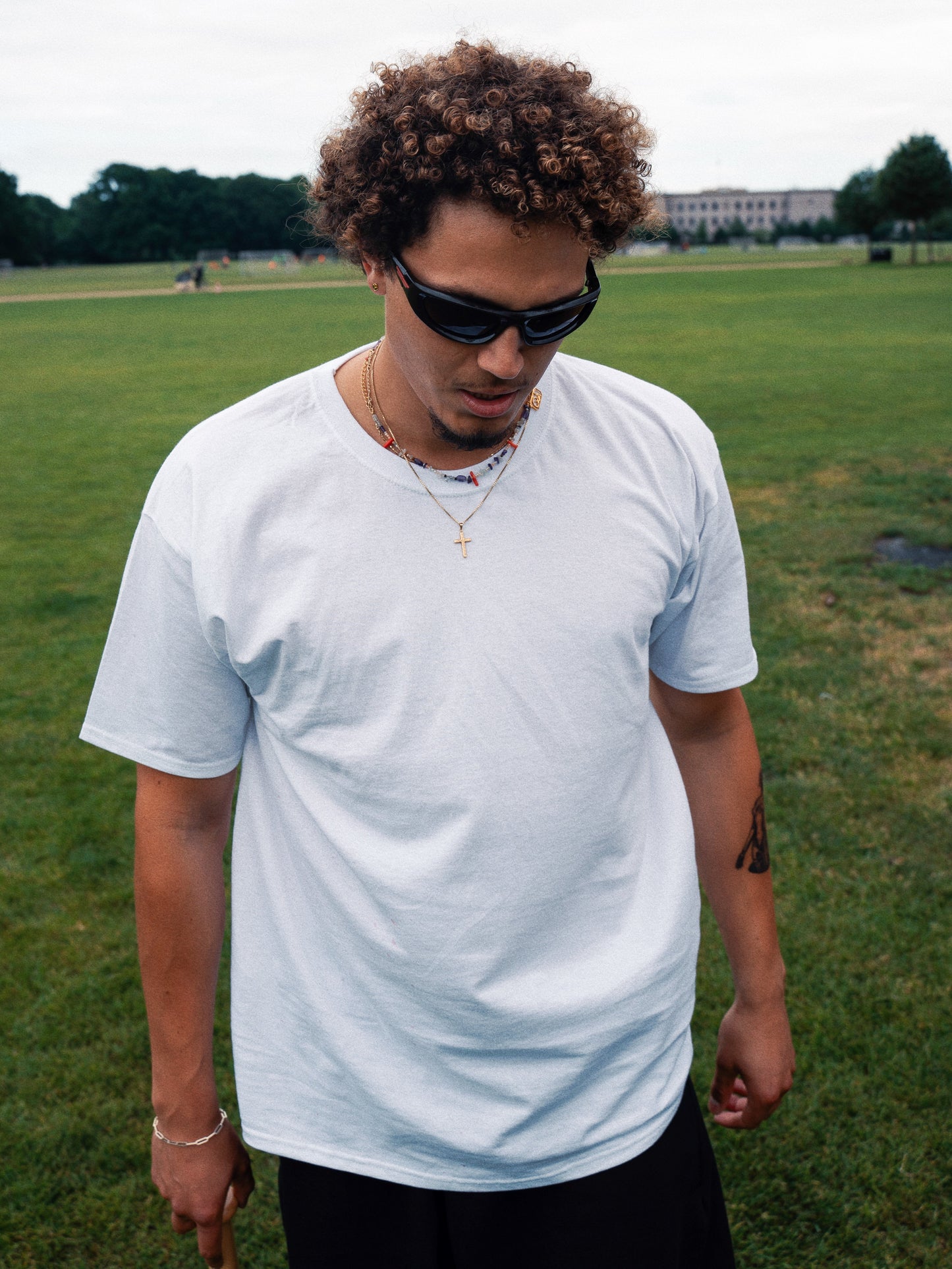 Oskar is 185 cm tall and wears size XL. | white