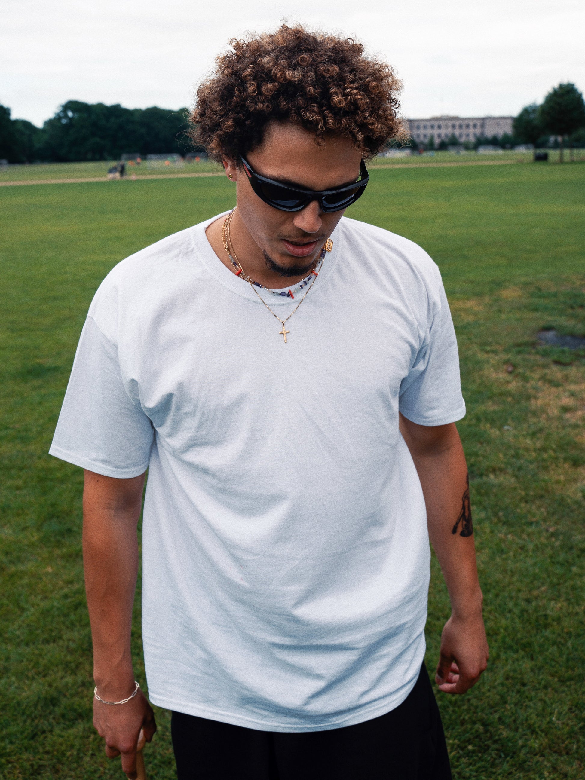 Oskar is 185 cm tall and wears size XL. | white