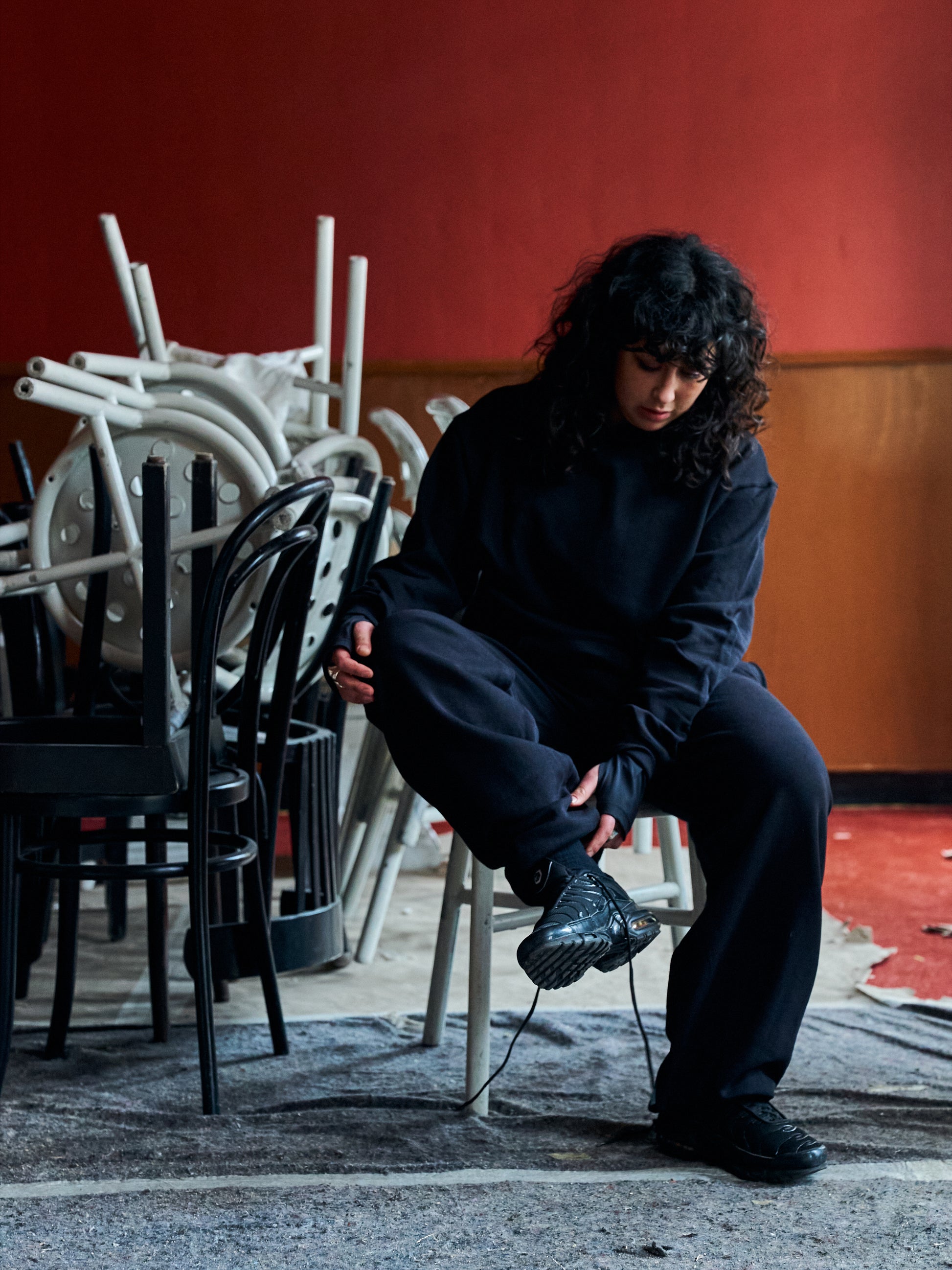 Mina is 165 cm tall and wears size L. | black