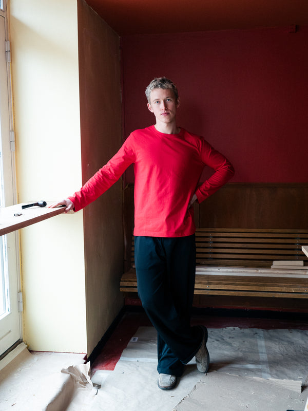 Peter is 188 cm tall and wears size XL. | black