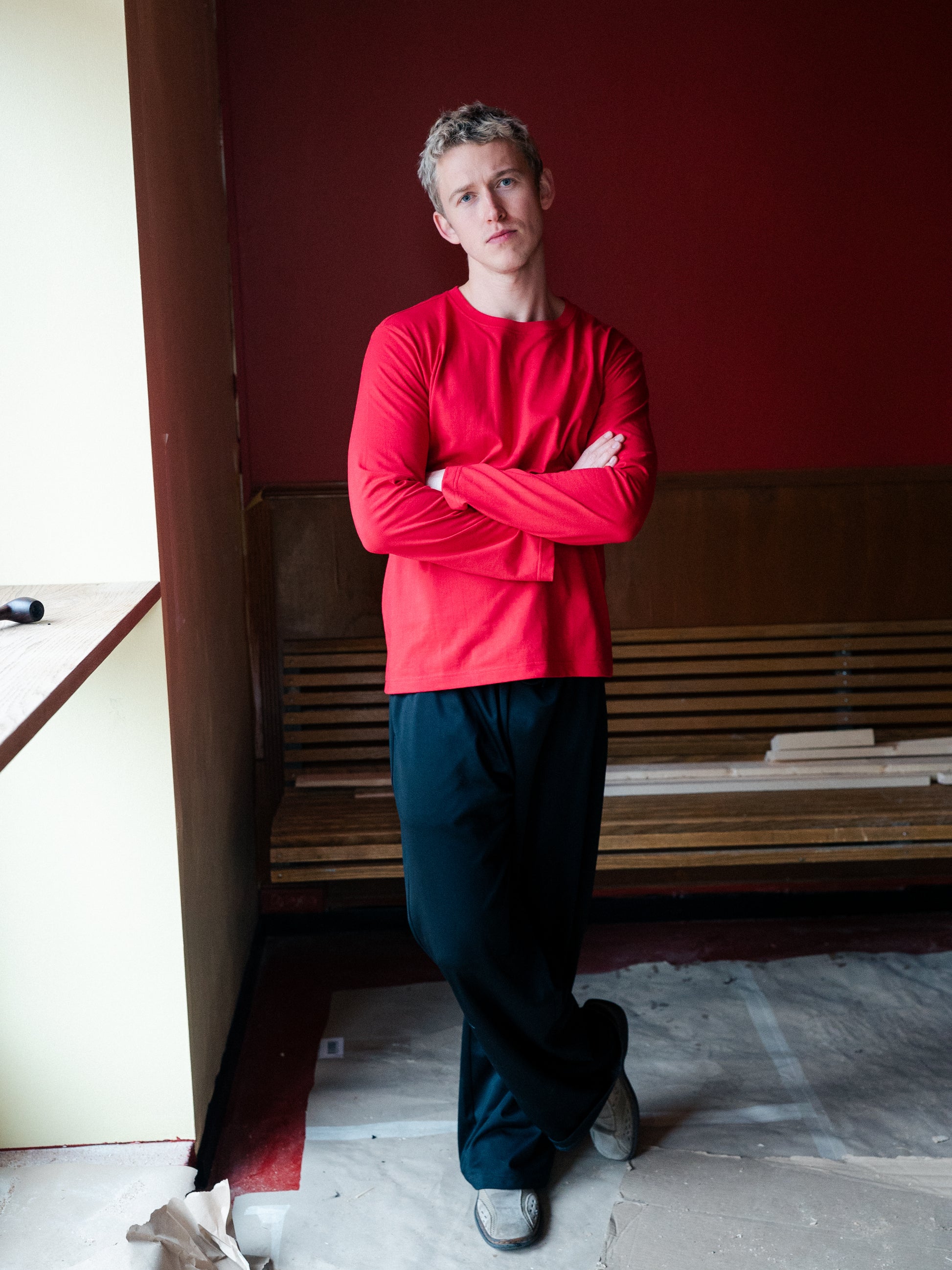 Peter is 188 cm tall and wears size XL. | red