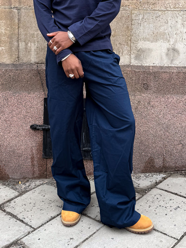 Oliver is 185 cm tall and wears size L. | dark blue