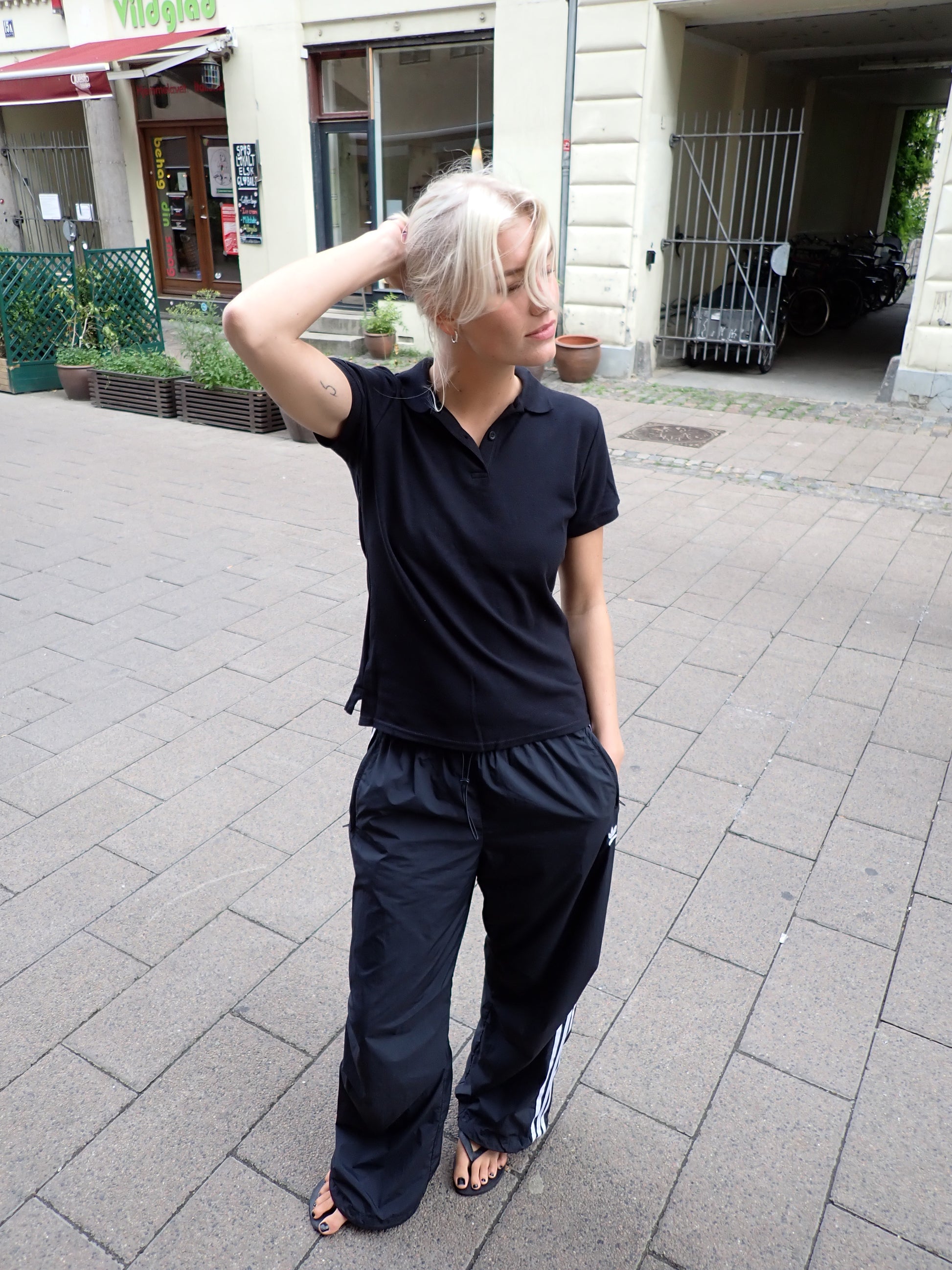 Sofie is 170 cm tall and wears size S. | black