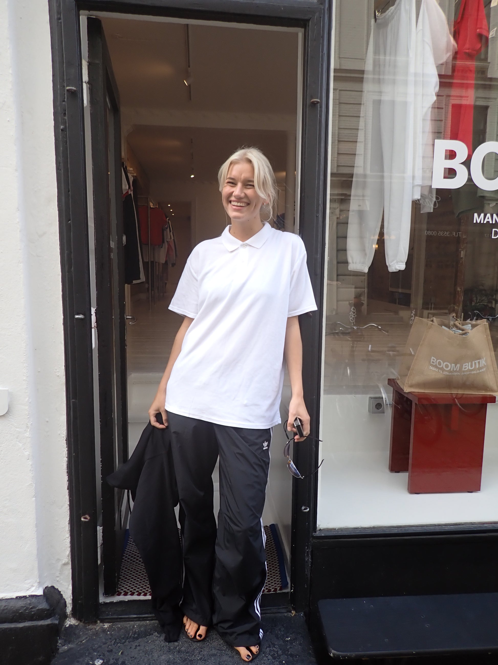 Sofie is 170 cm tall and wears size L. | white