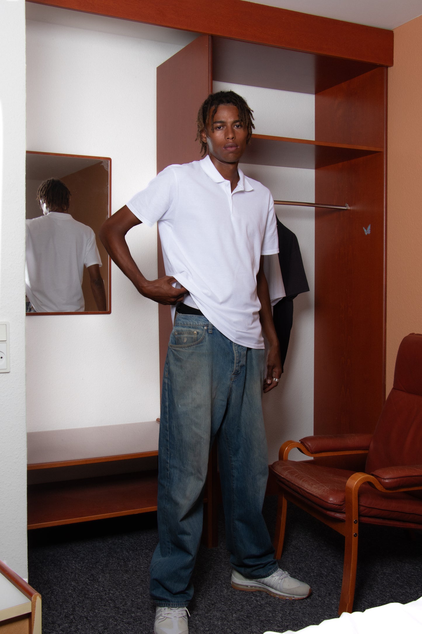 Youssouf is 189 cm tall and wears size L. | white