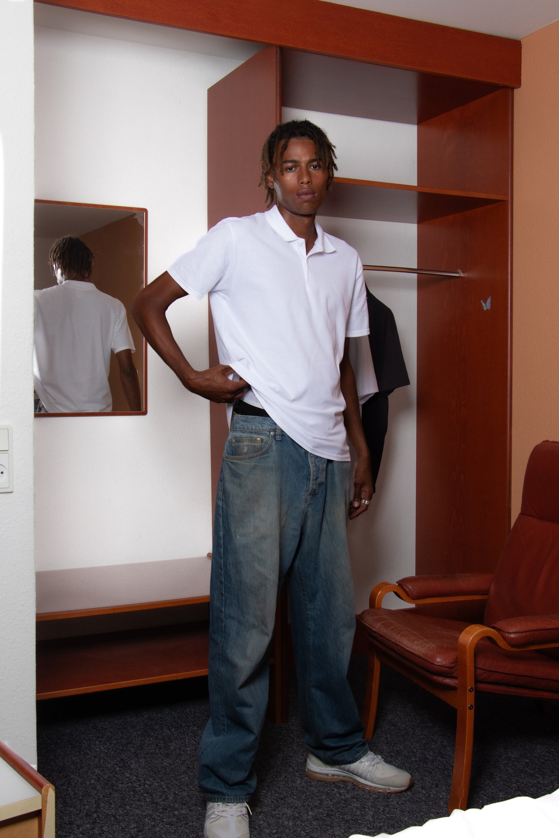 Youssouf is 189 cm tall and wears size L. | white