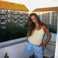 Lea is 178 cm tall and wears size M–L. | light blue.