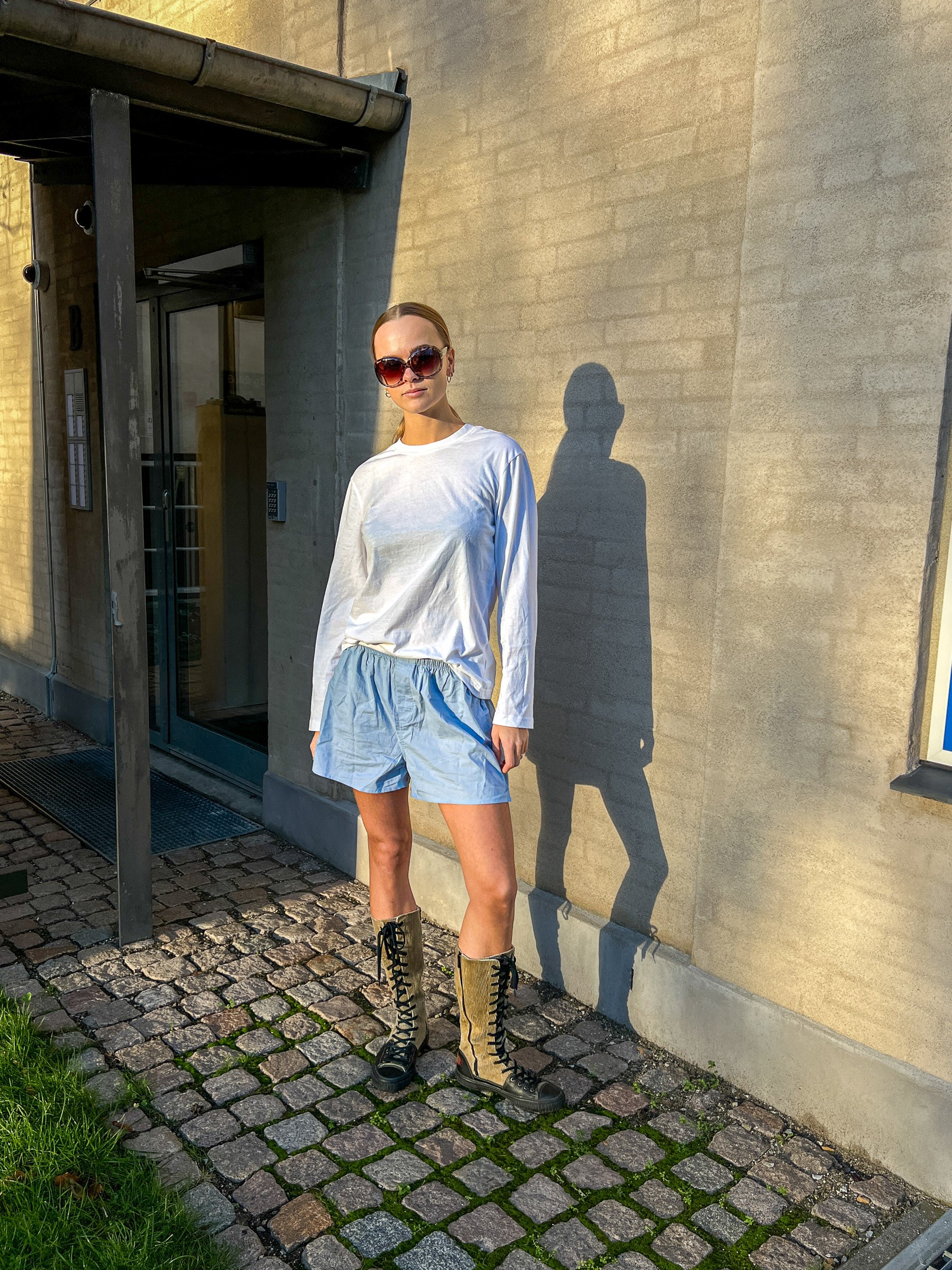 Lea is 178 cm tall and wears size M–L. | light blue.