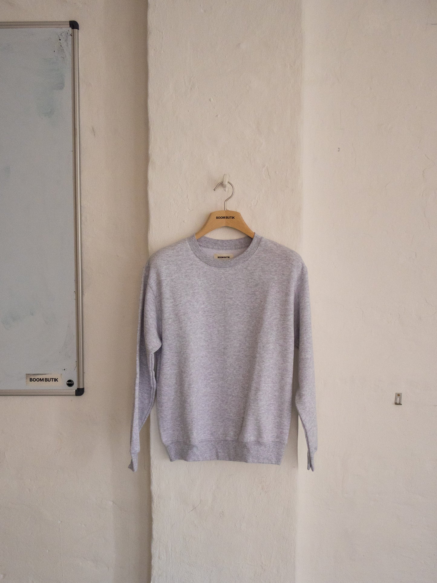 A ..... grey crewneck sweat? xx Boom | grey