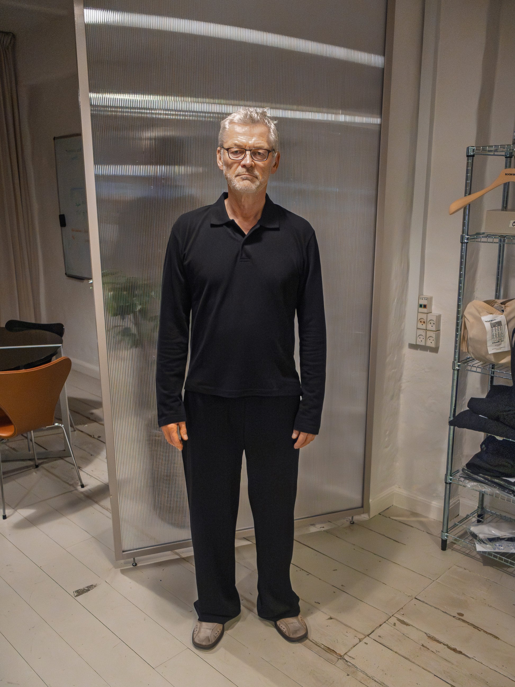 Jens is 186 cm tall and wears size L. | black